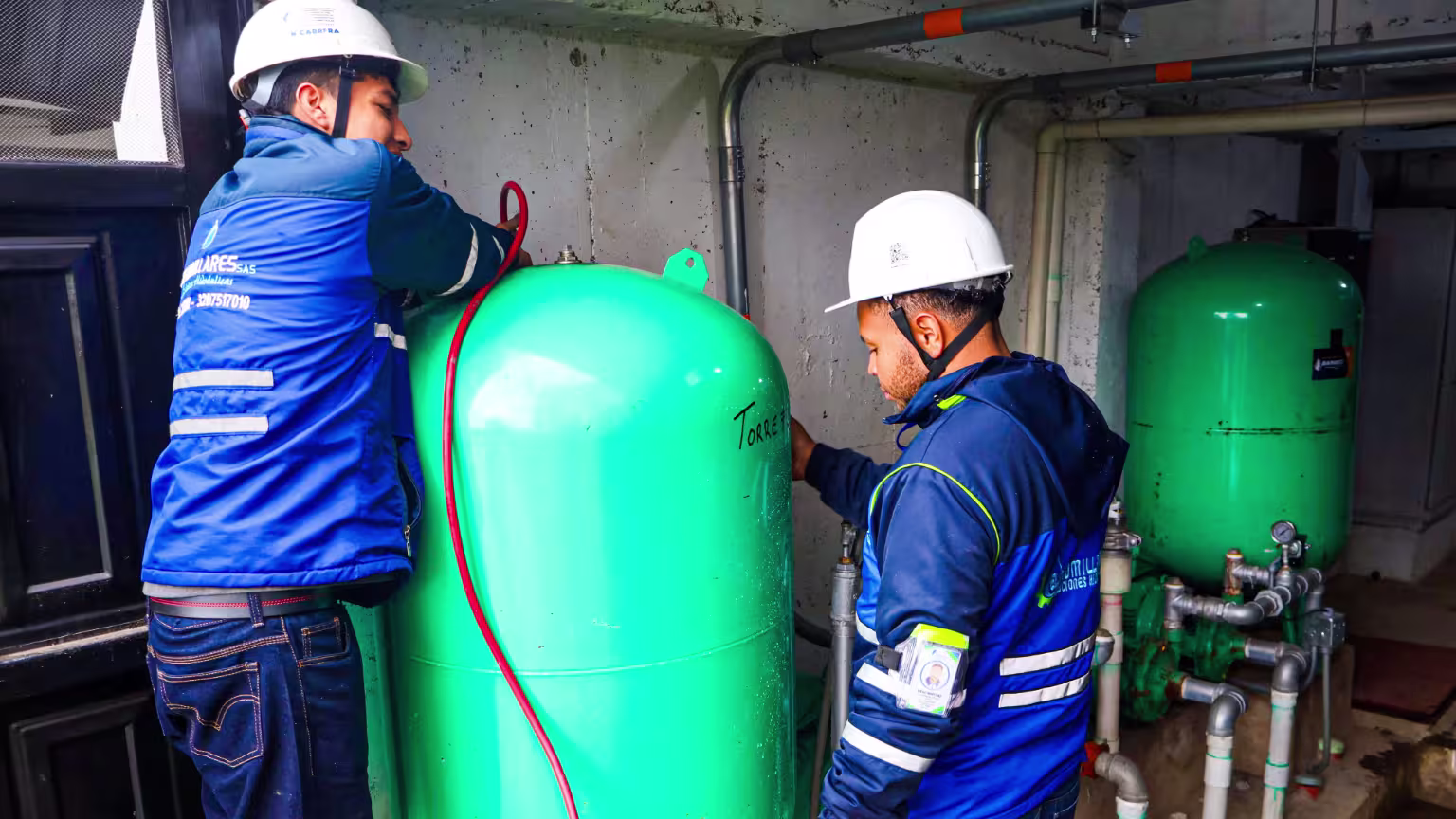 Técnico de ELEHIDMILLARES realizando mantenimiento hidráulico