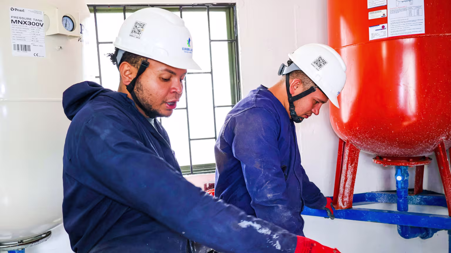 Tanque de agua con servicio hidráulico finalizado