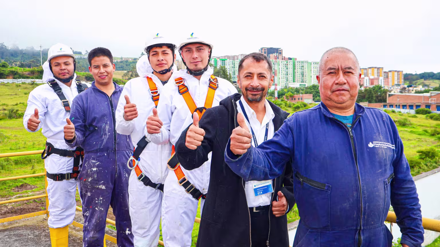 Técnico de ELEHIDMILLARES realizando mantenimiento hidráulico especializado